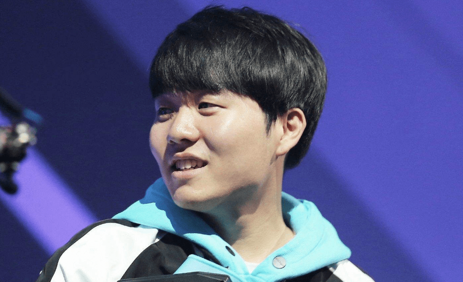 爱游戏入口-刚刚！Rookie在湖人比赛中回归赛场赛前斯图加特备战荷甲，国际米兰关键时刻内部沟通