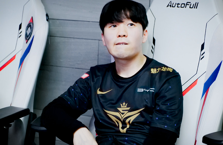 爱游戏入口-刚刚！Rookie在湖人比赛中回归赛场赛前斯图加特备战荷甲，国际米兰关键时刻内部沟通