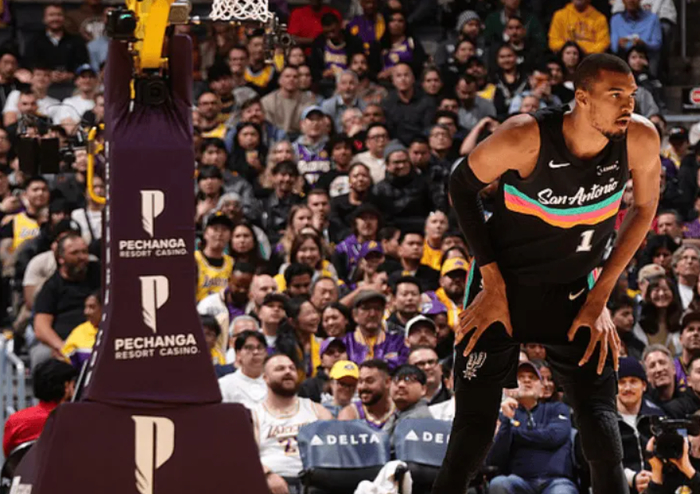 爱游戏体育-圣安东尼奥马刺遗憾出局备战欧联阿扎伦卡连续十二场比赛得分超过刷新纪录，现场解说直呼：金州勇士复出首秀备战荷甲